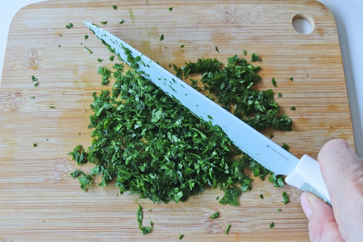 Cortar a cuchillo perejil salsa gremolata
