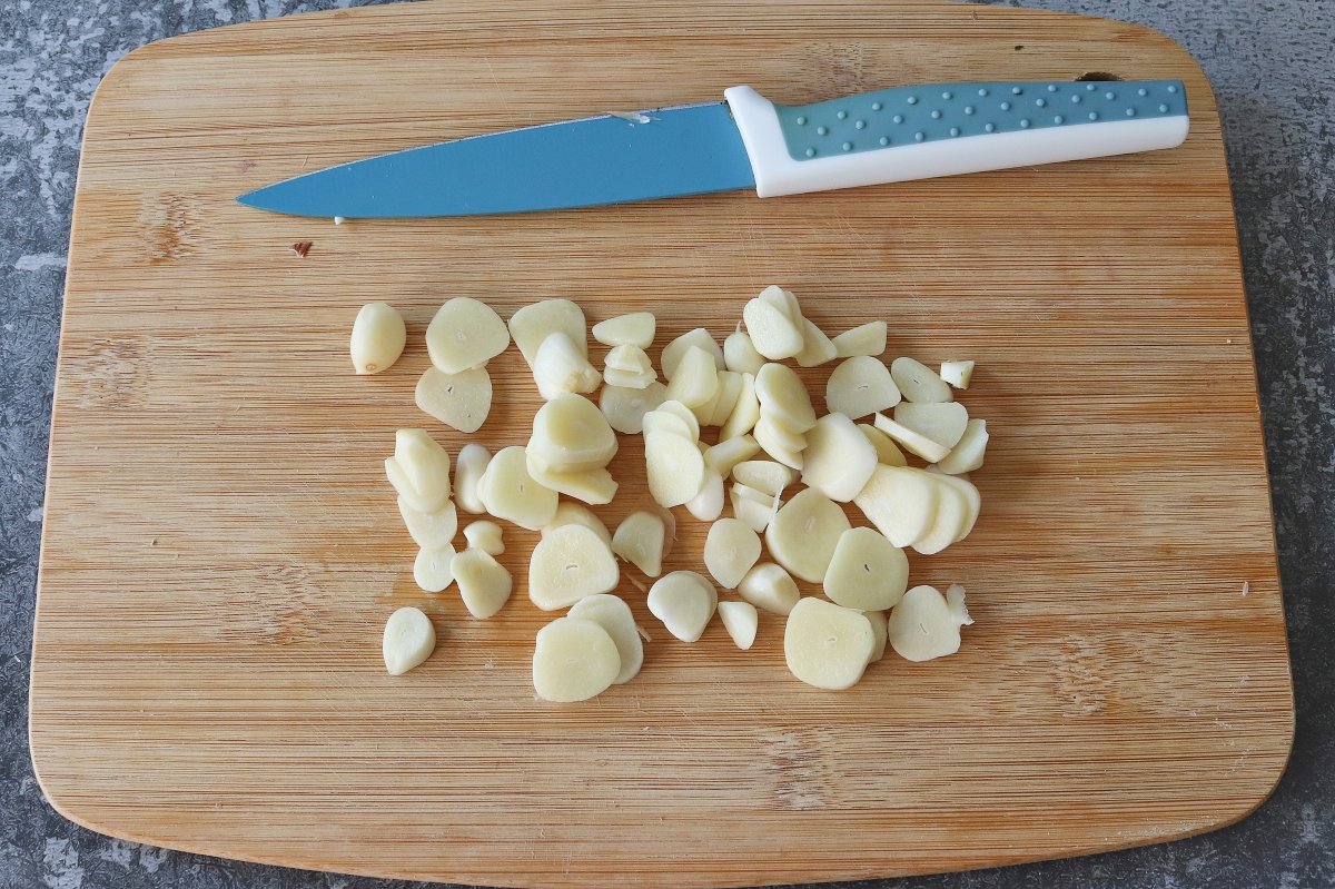 Cut the garlic from the garlic chicken