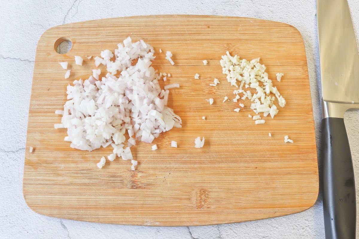 Cortar ajos y cebolla para los cevapi