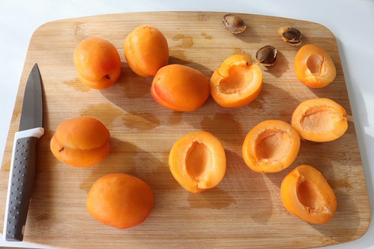 Cut apricots tarte tatin of apricots