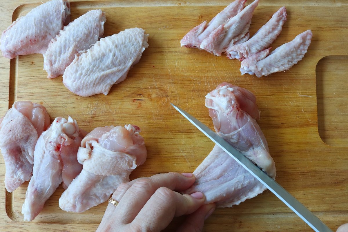 Cortar las alitas de pollo