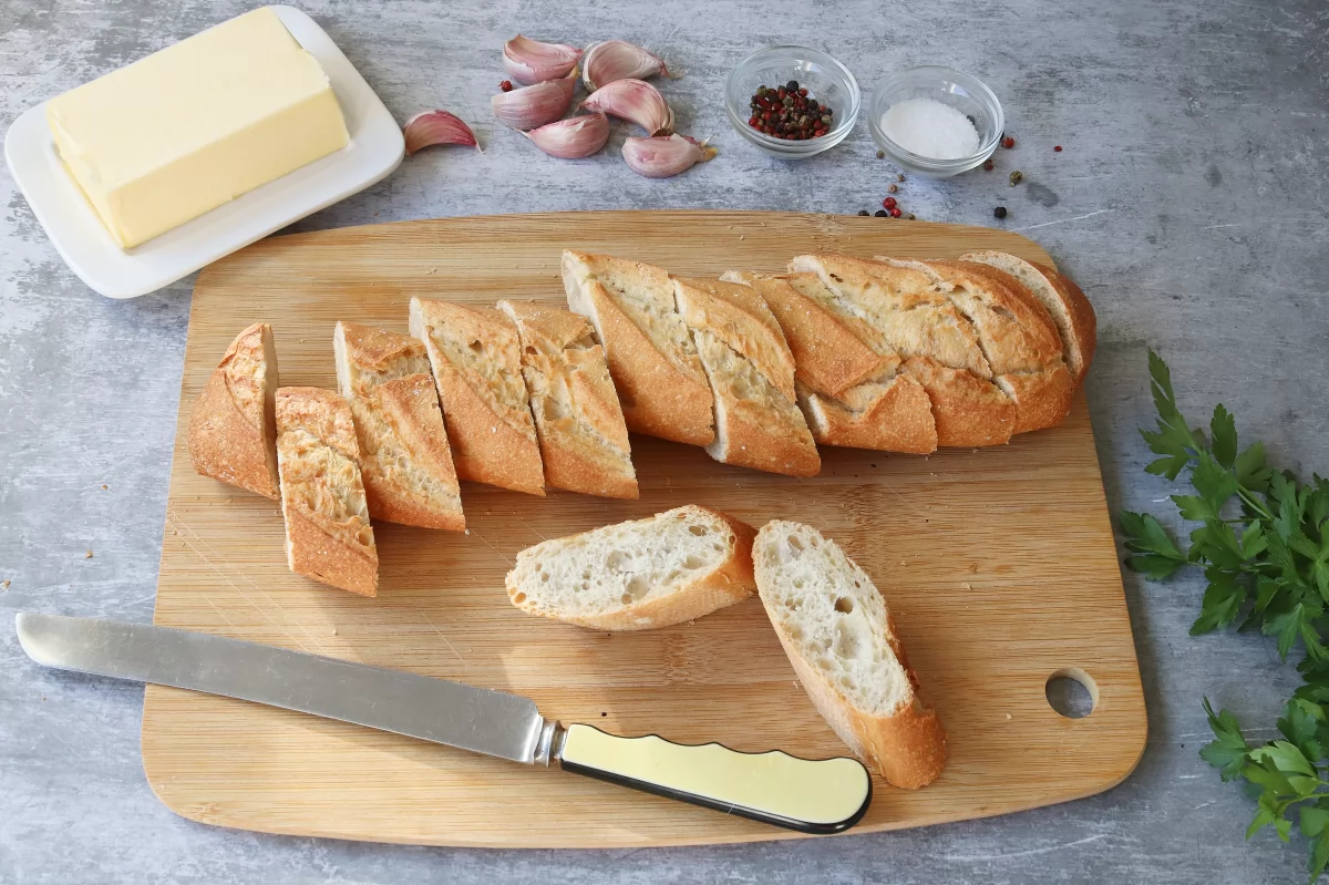 Cortar barra pan de ajo