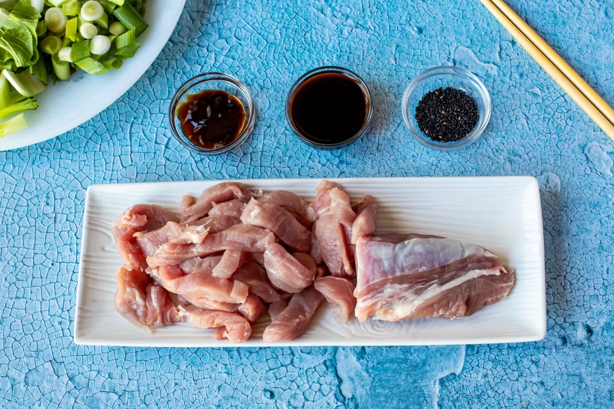 Cortar carne para hacer el salteado de cerdo con verduras *