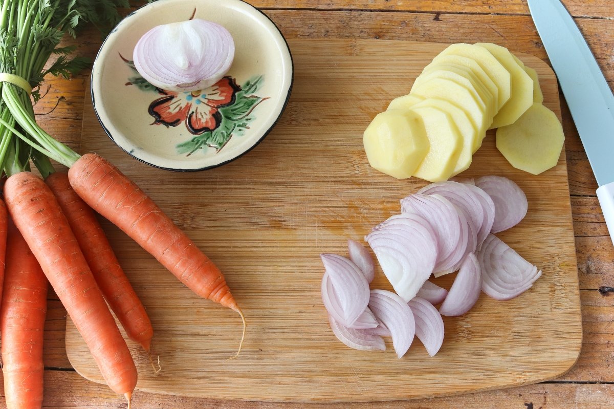 Cortar cebolla y patata puré de zanahoria
