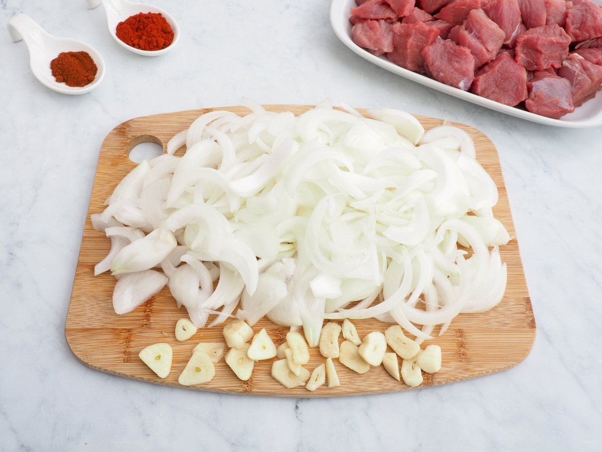 Cortar el ajo y la cebolla para la carne richada