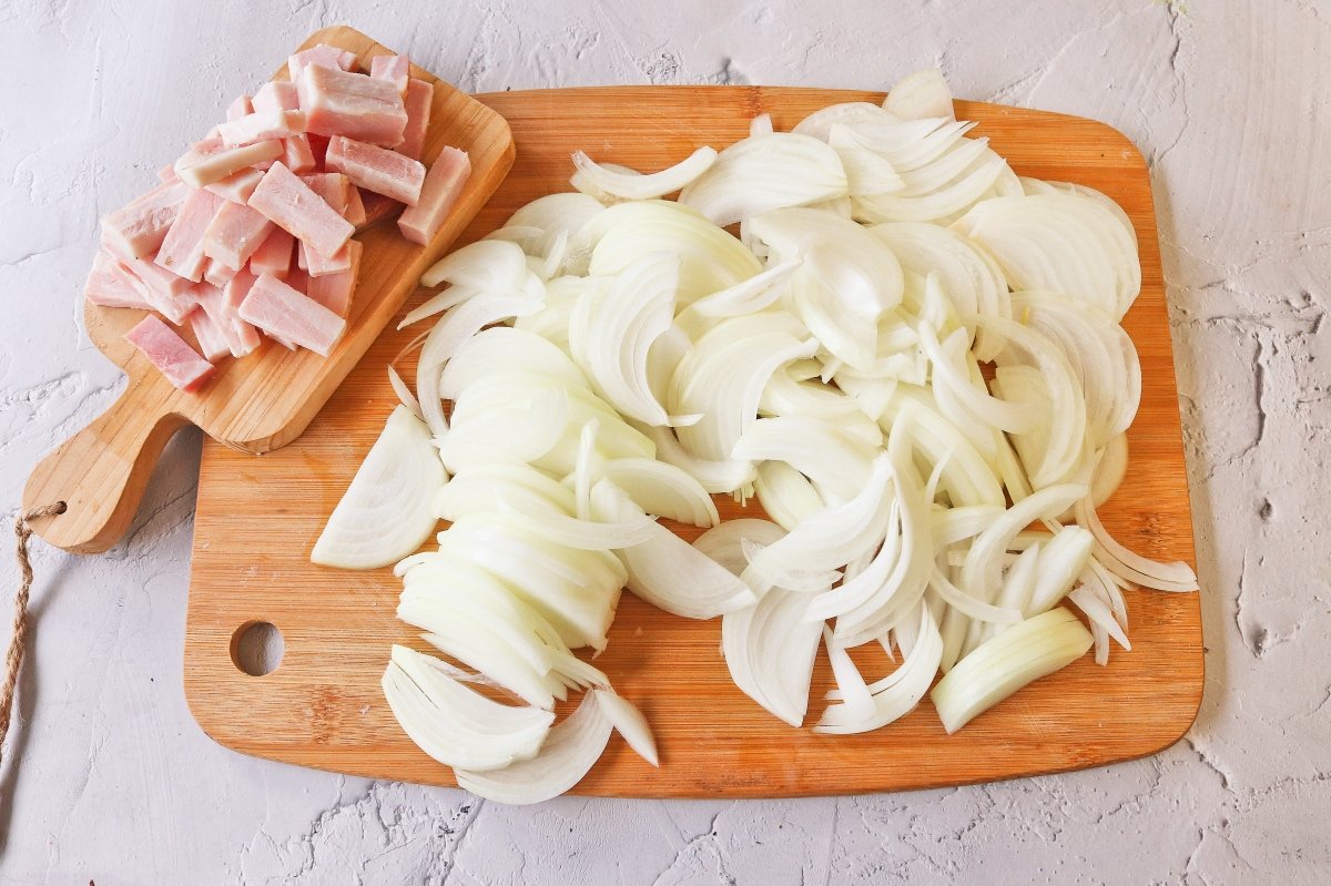 Cortar el bacon y la cebolla para la carbonade flamande