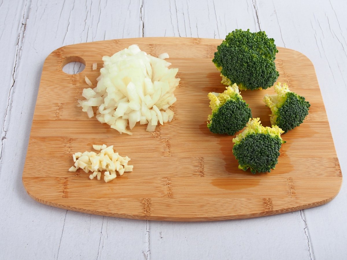 Cortar el brócoli en trozos iguales. Picar el ajo y la cebolla