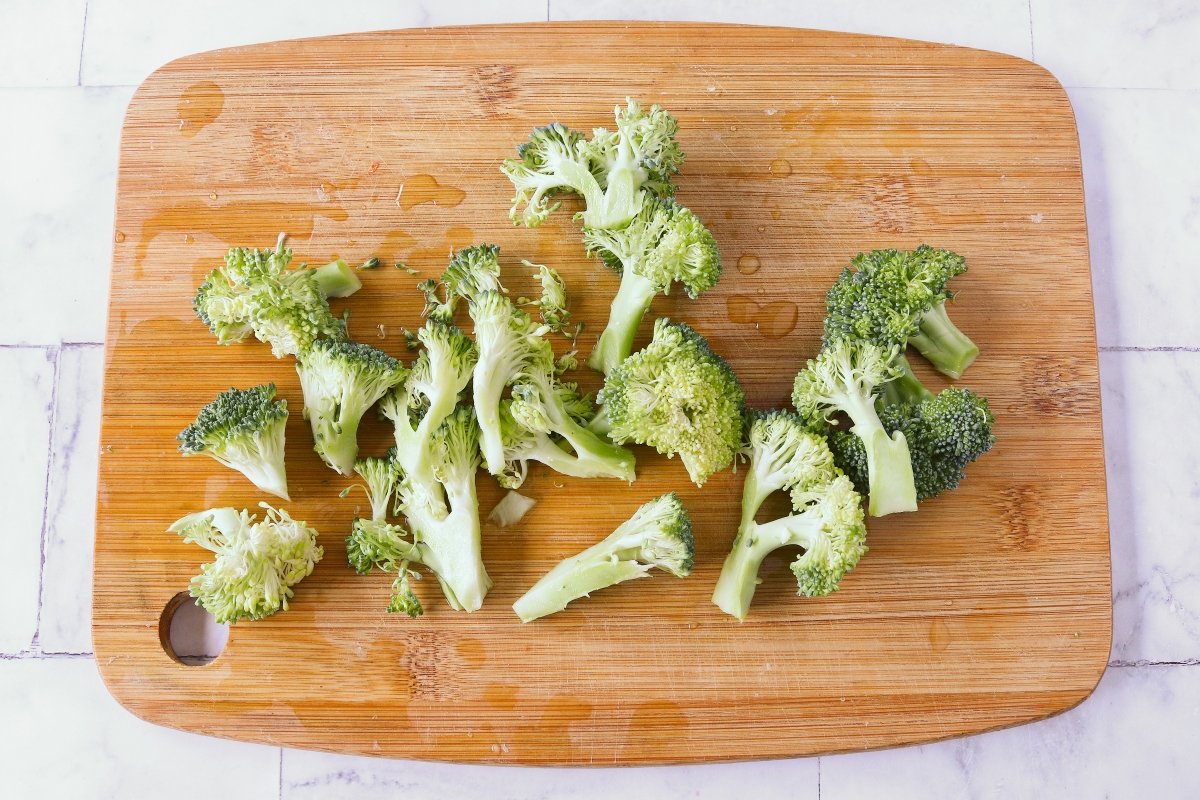 Cortar el brócoli para el chop suey