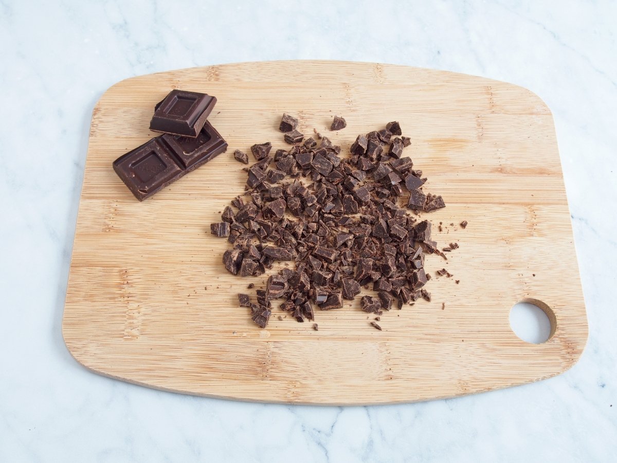 Cortar el chocolate en trocitos para las galletas de chocolate
