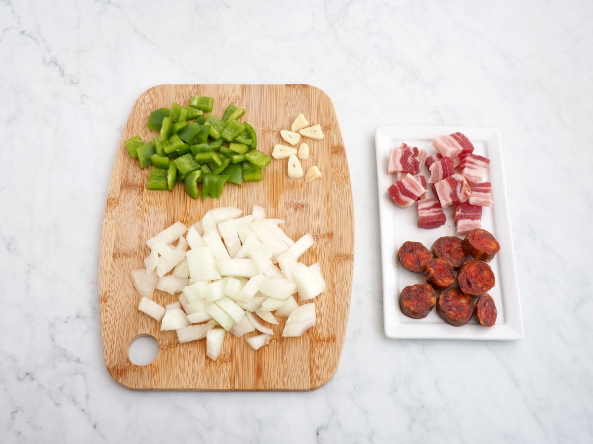 Cortar el chorizo y la panceta y las verduras