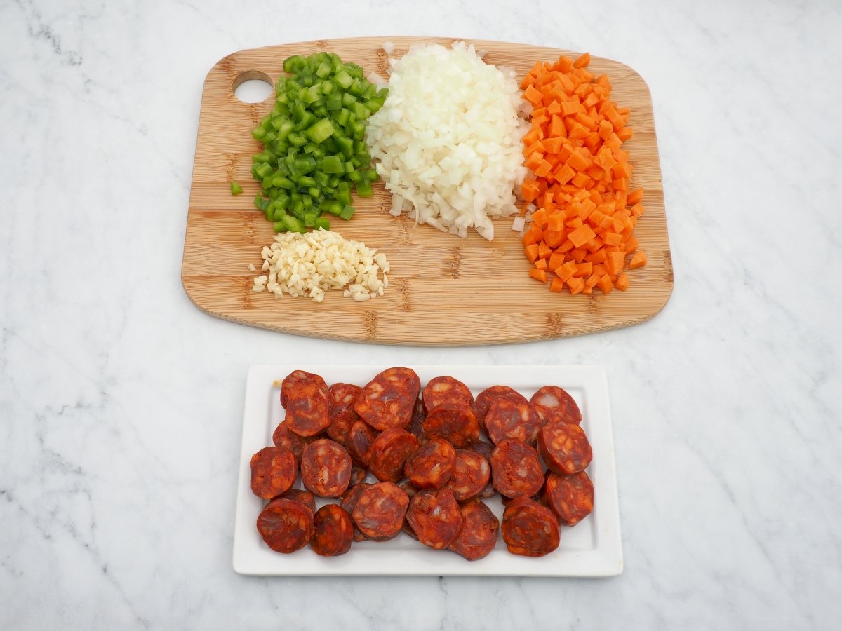 Cortar el chorizo y las verduras