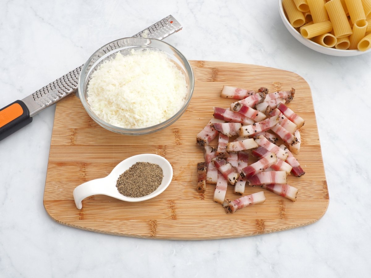 Cortar el guanciale y rallar el queso