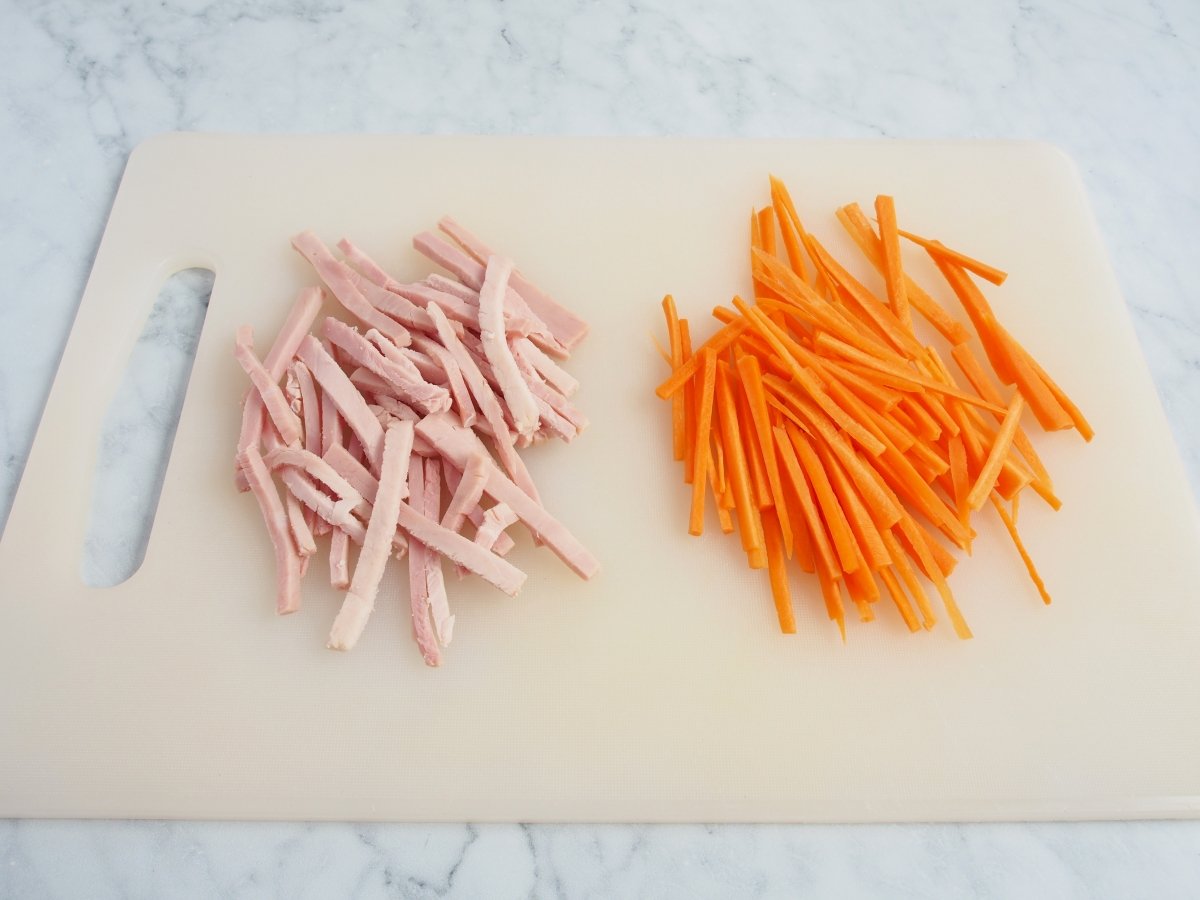 Cortar el jamón cocido y la zanahoria para la ensalada china