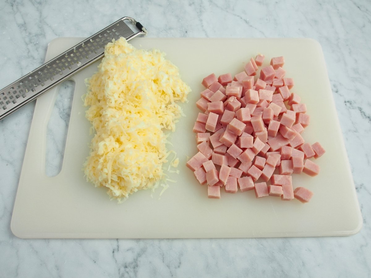 Cortar el jamón y rallar el queso para la quiche