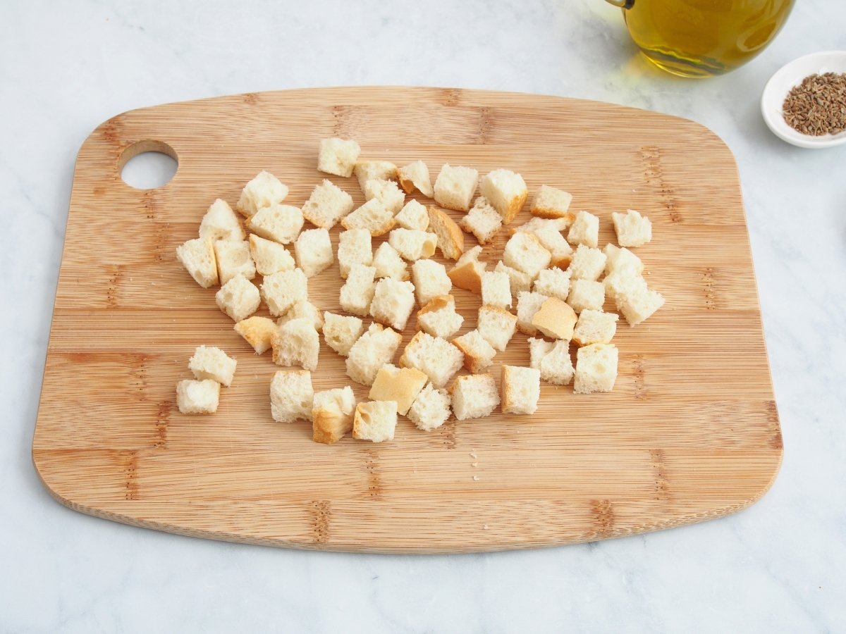 Cortar el pan para hacer los picatostes de las puches