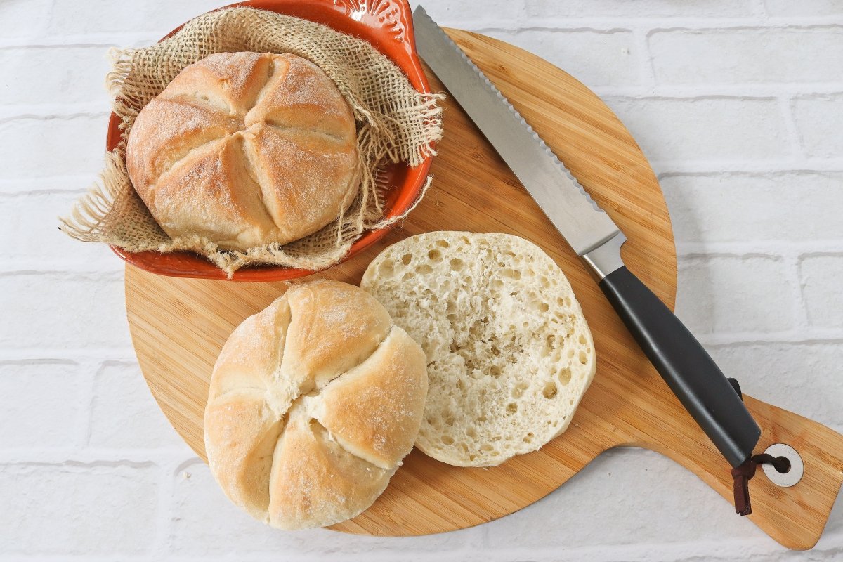 Cortar el pan para la bifana