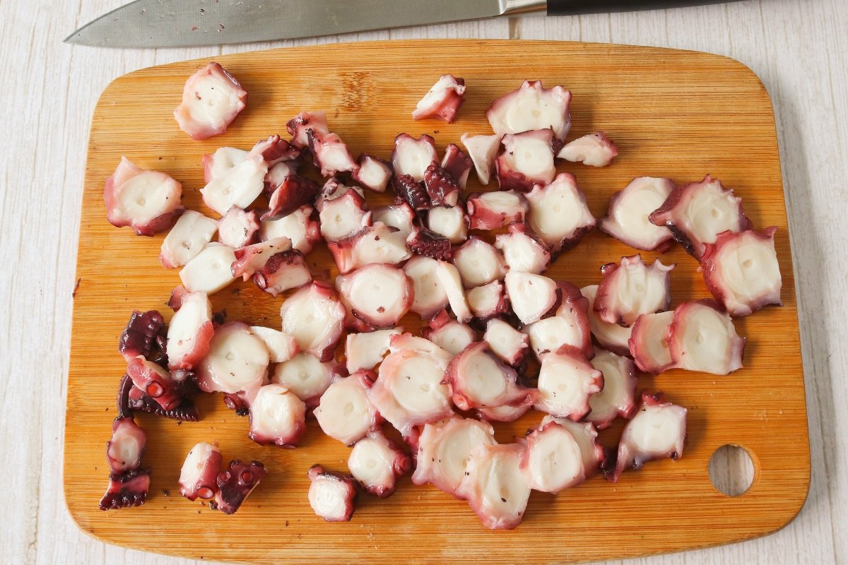 Cortar el pulpo para la ensalada