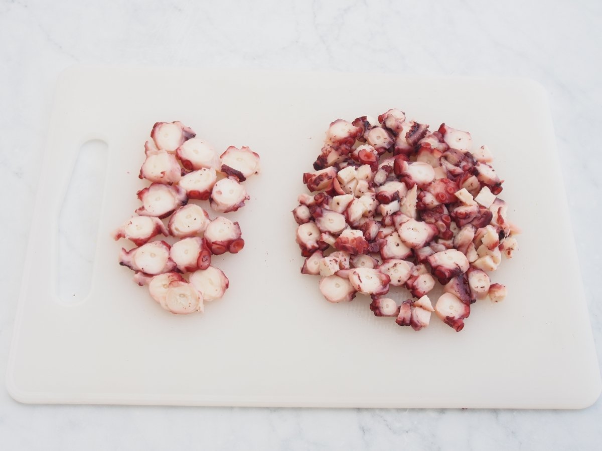 Cortar el pulpo para la ensaladilla de pulpo