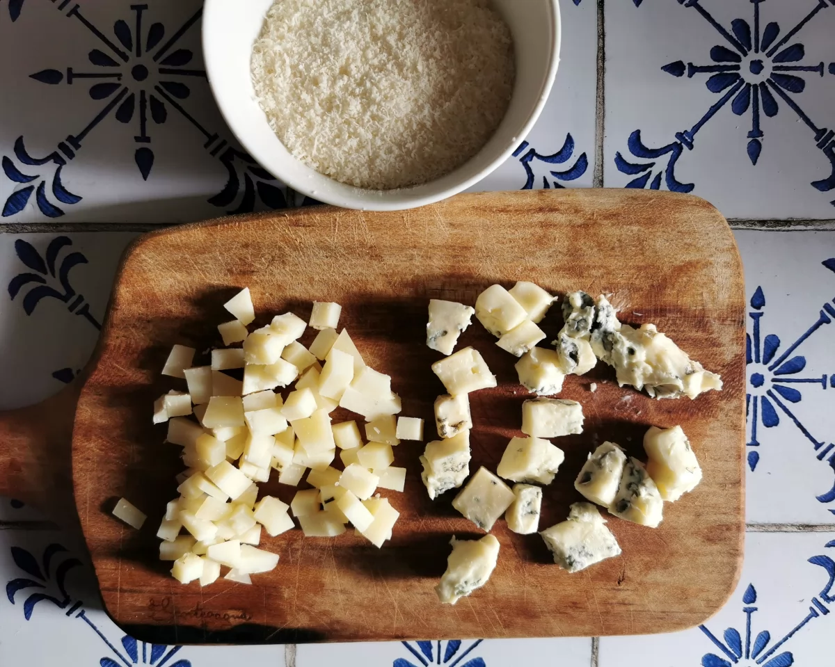 Cortar el queso en daditos *