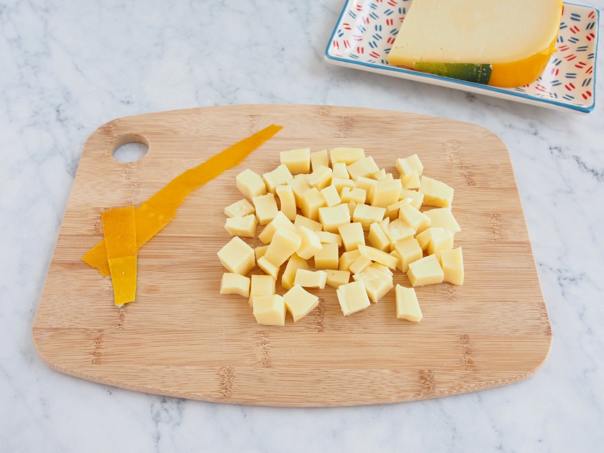 Cortar el queso para la salsa de queso