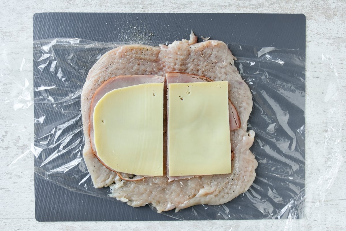 Cortar el queso para rellenar el cordon bleu de pollo