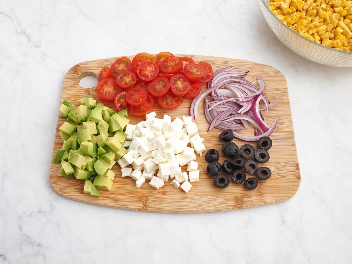 Cortar el resto de ingredientes de la ensalada