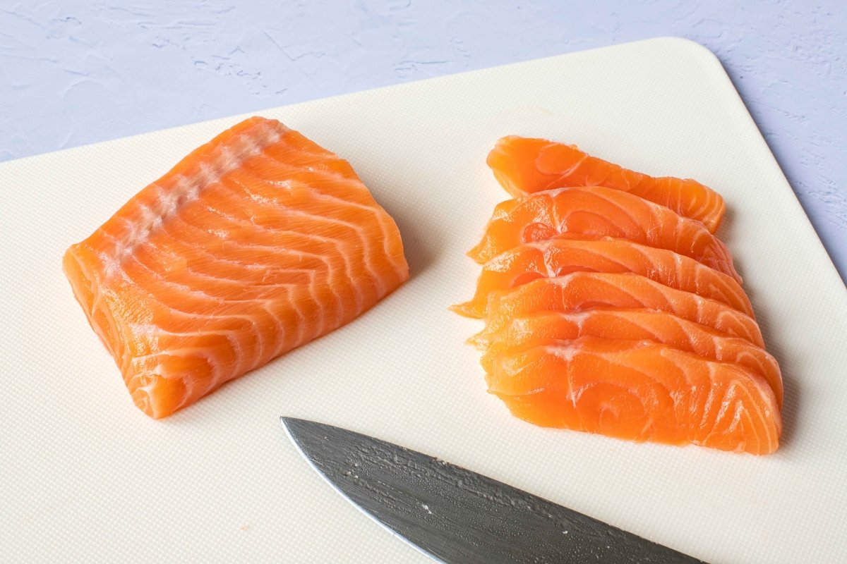 Cortar el salmón para hacer el sashimi