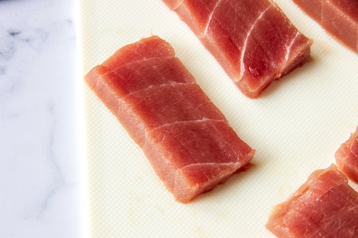 Cortar el sashimi de atún