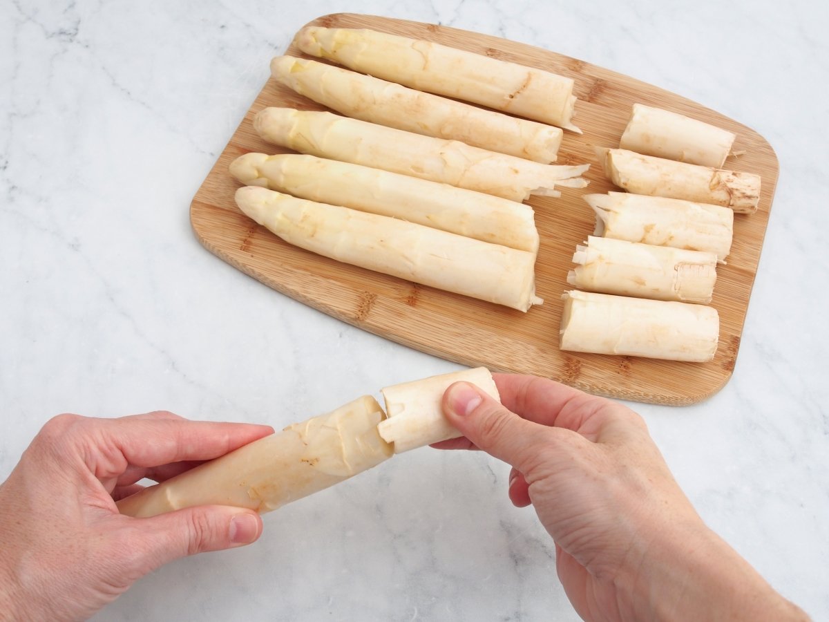 Cortar el tallo de los espárragos blancos