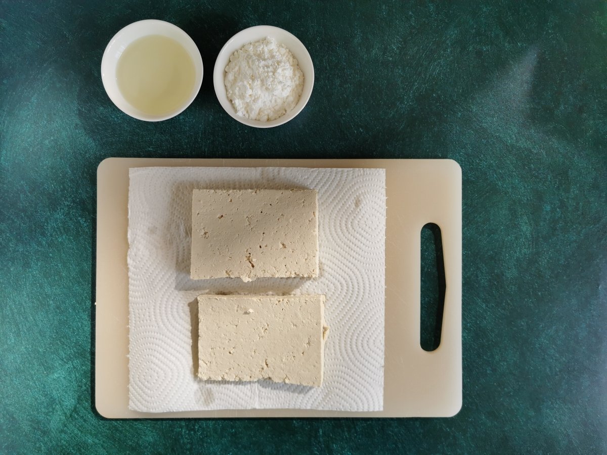 Cortar el tofu a la mitad longitudinalmente