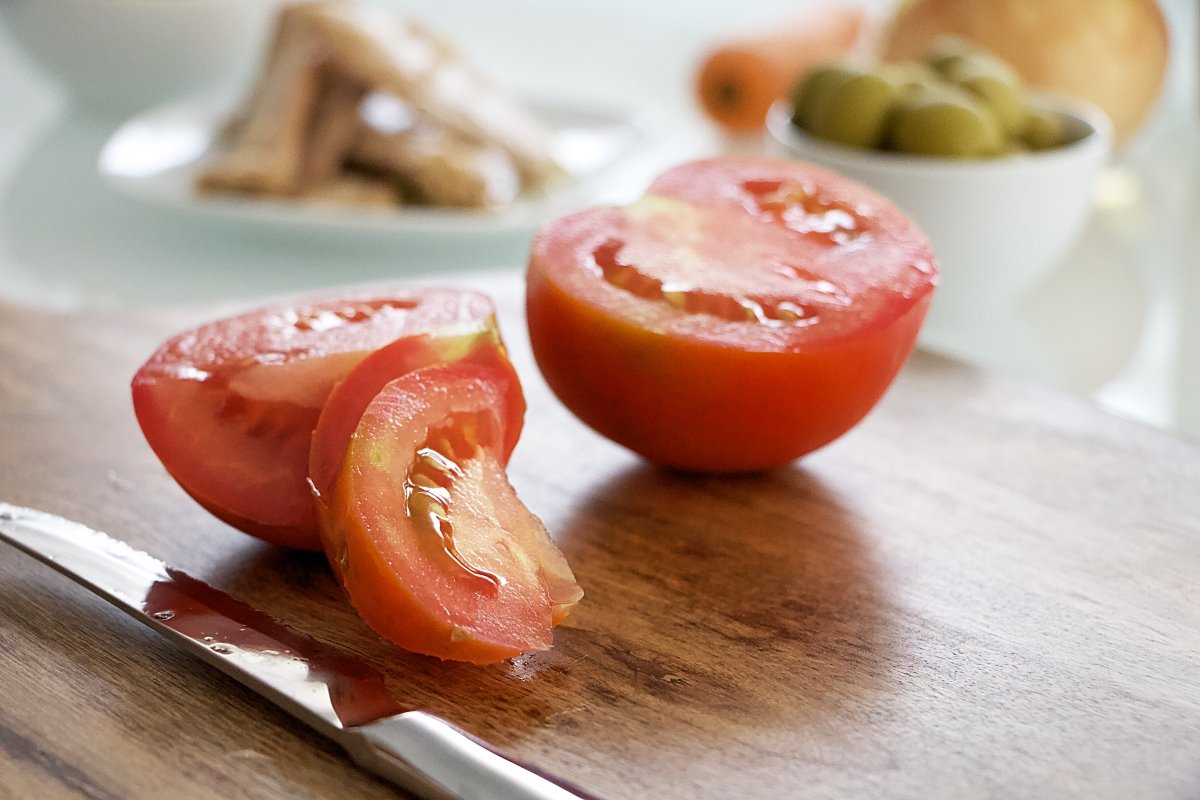 Cortar el tomate de la ensalada