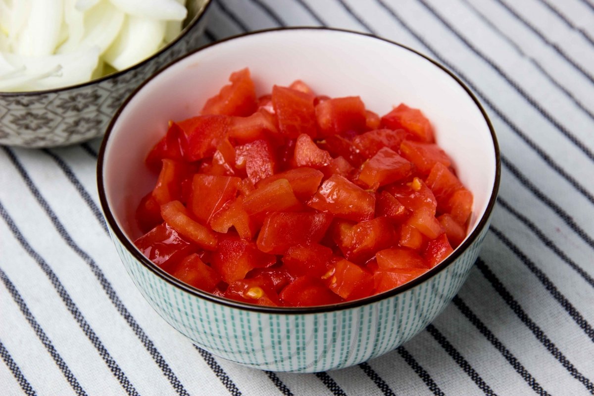 Cortar el tomate en concasse para el relleno de los tamales