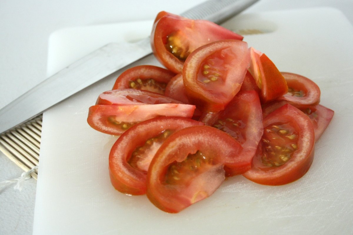 Cortar el tomate en gajos