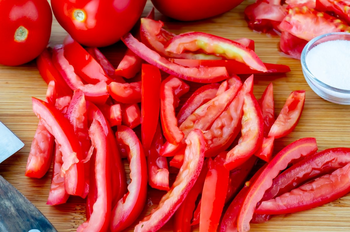 Cortar el tomate para la ensalada de repollo