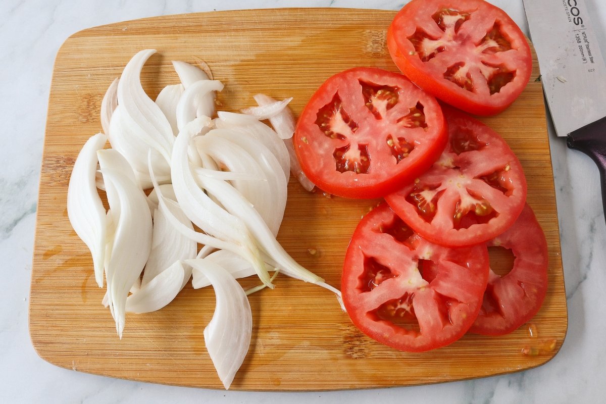 Cortar el tomate y la cebolla para la dorada en freidora de aire