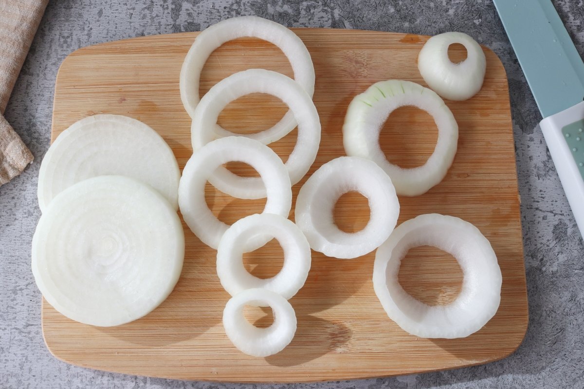 Cut the onion into slices onion slices