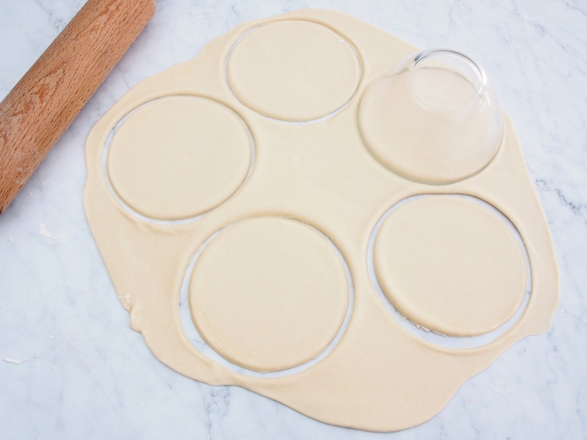 Cortar en círculos la masa de las empanadas criollas