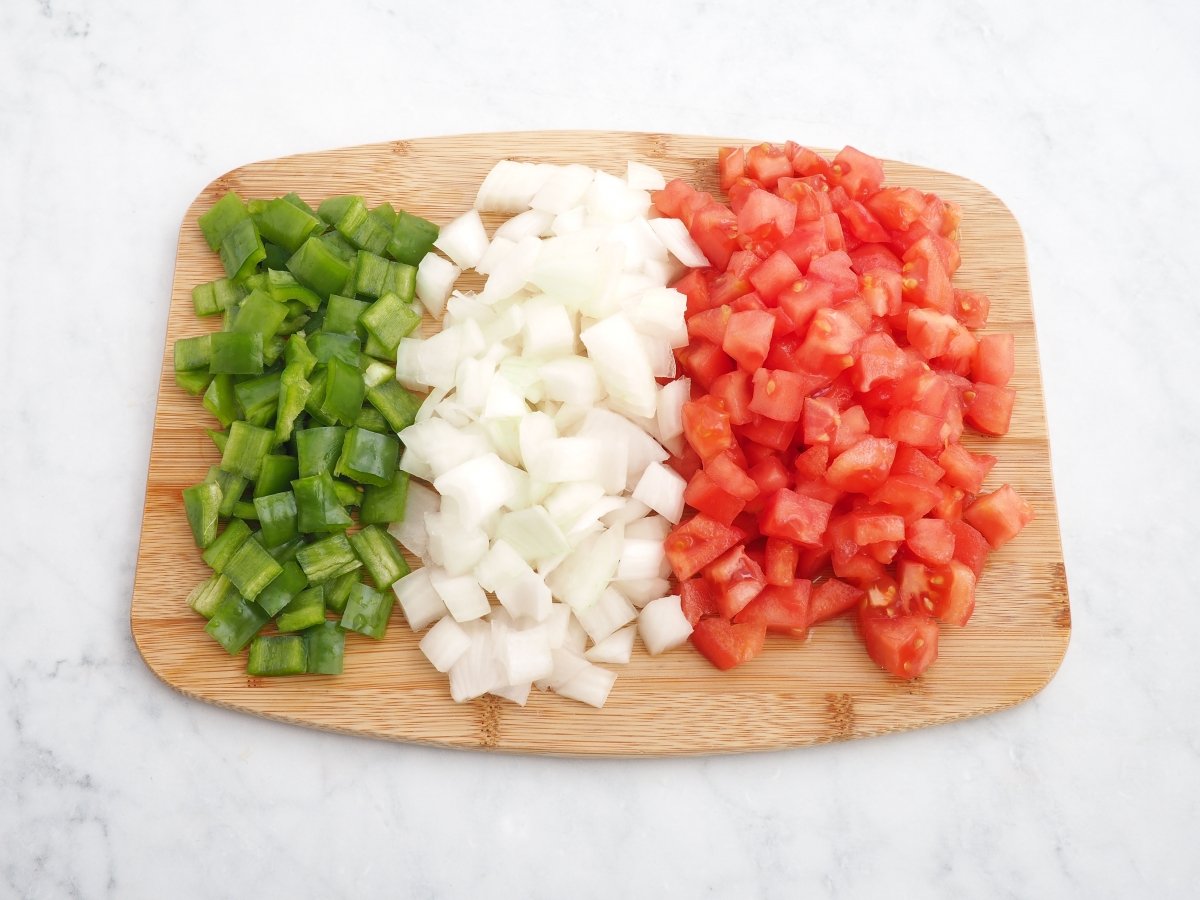 Cortar en cuadraditos los ingredientes