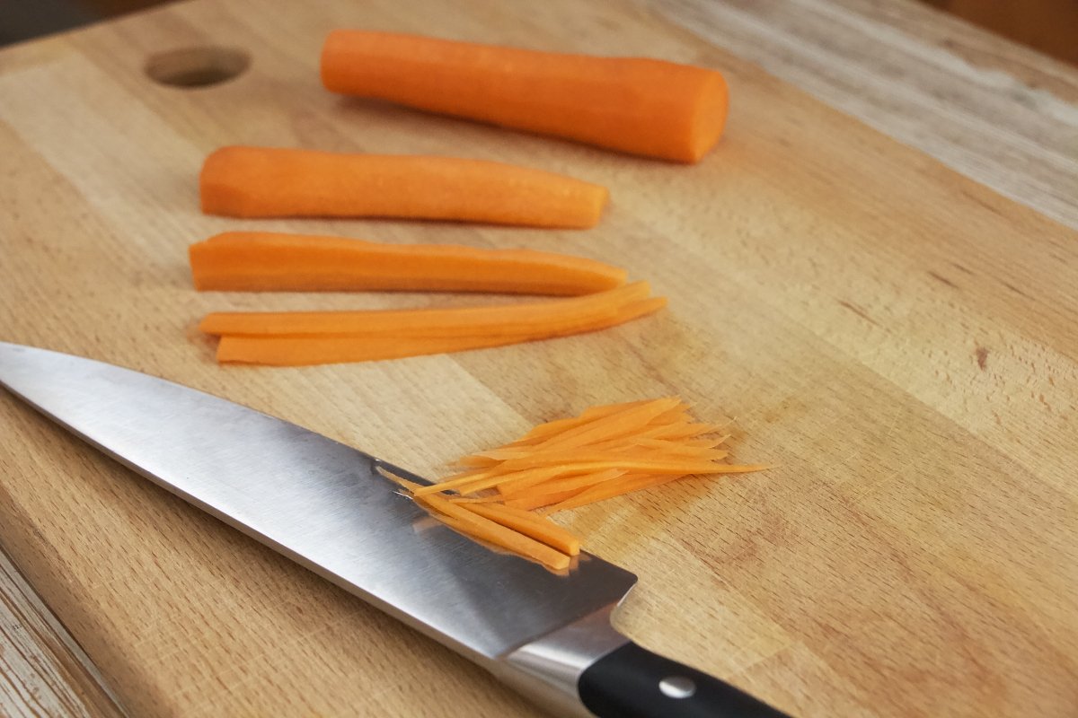 Cortar en juliana la zanahoria