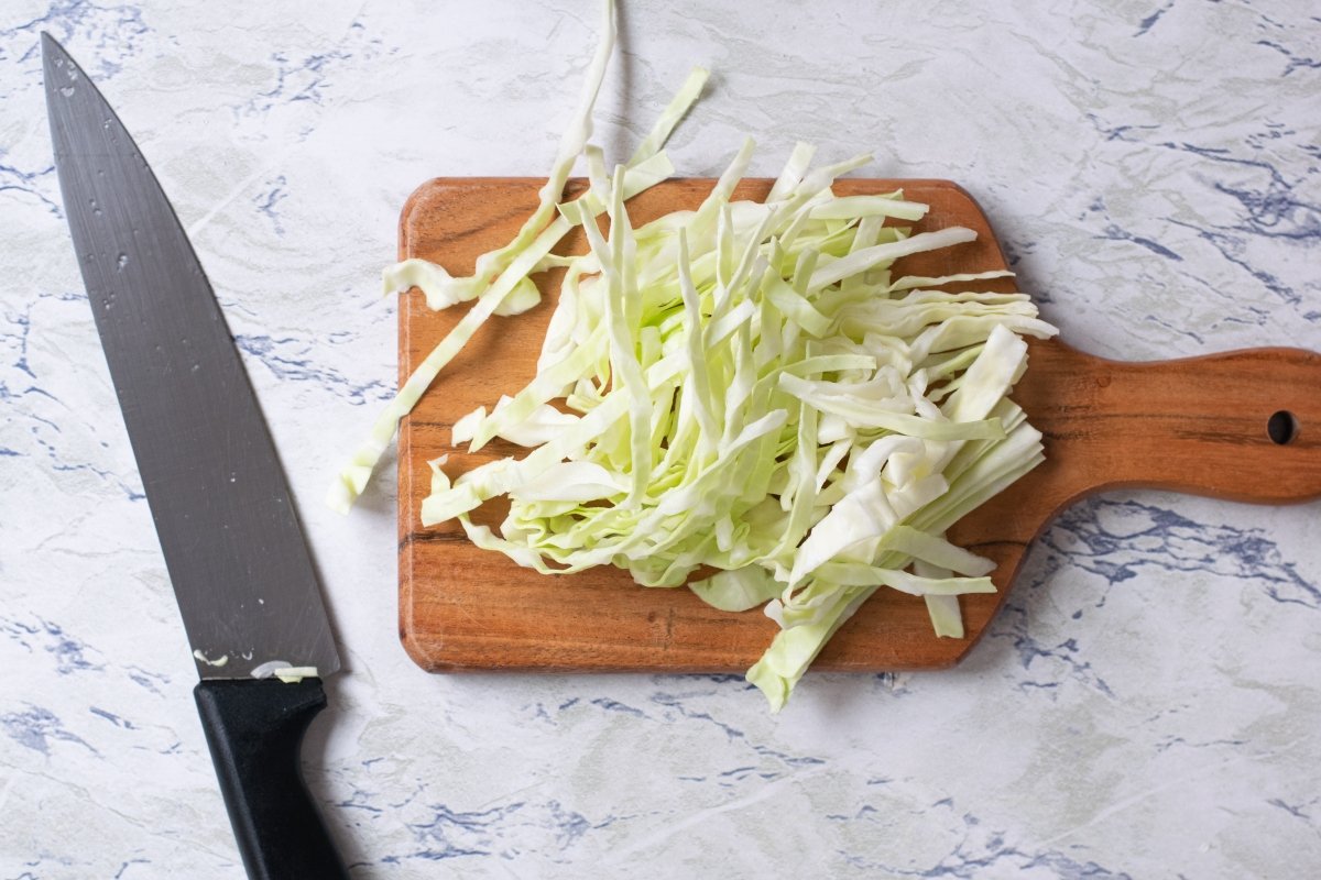 Cortar en juliana las verduras.
