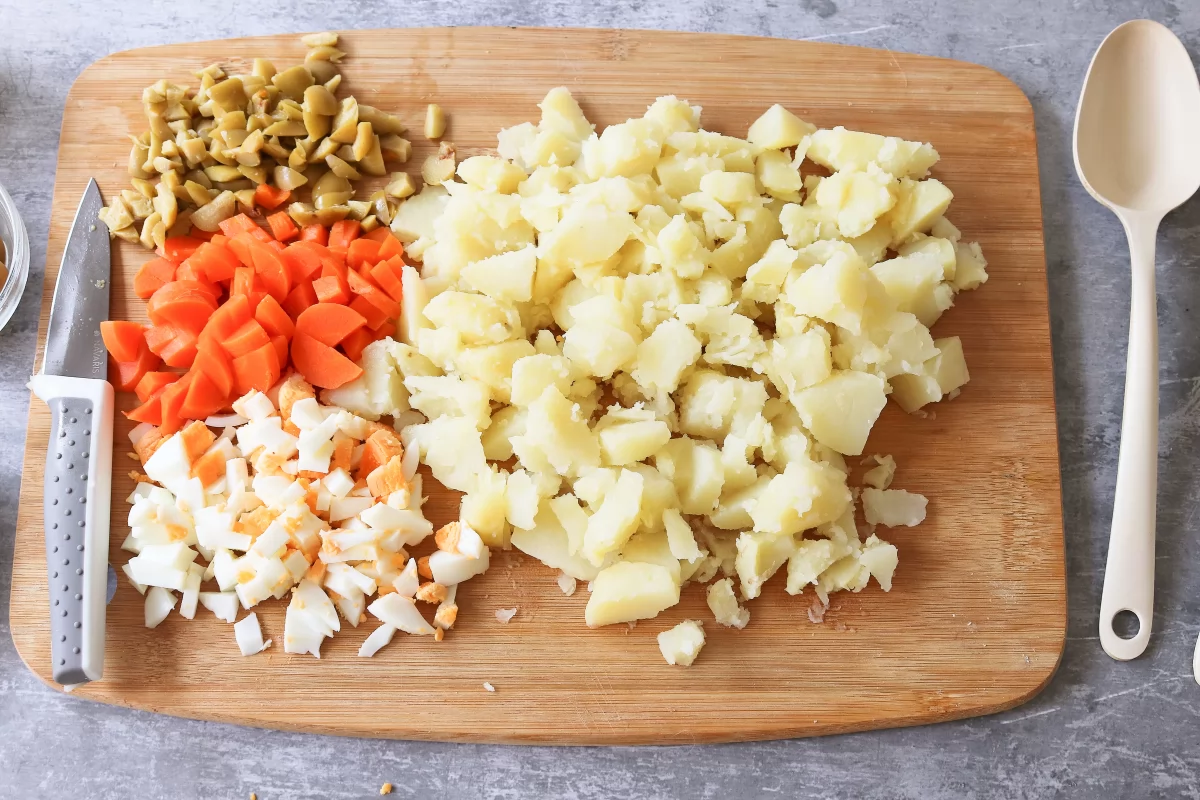 Cortar ingredientes ensaladilla rusa