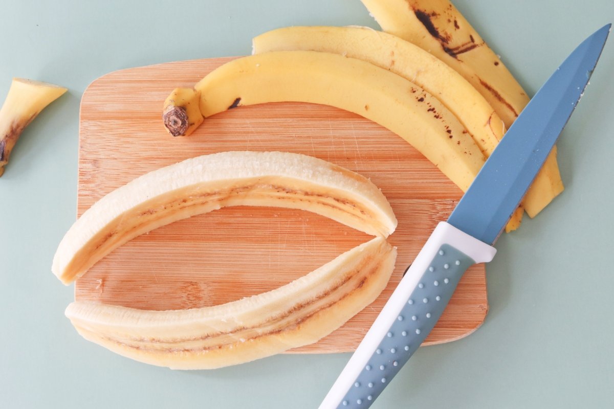 Cut the banana