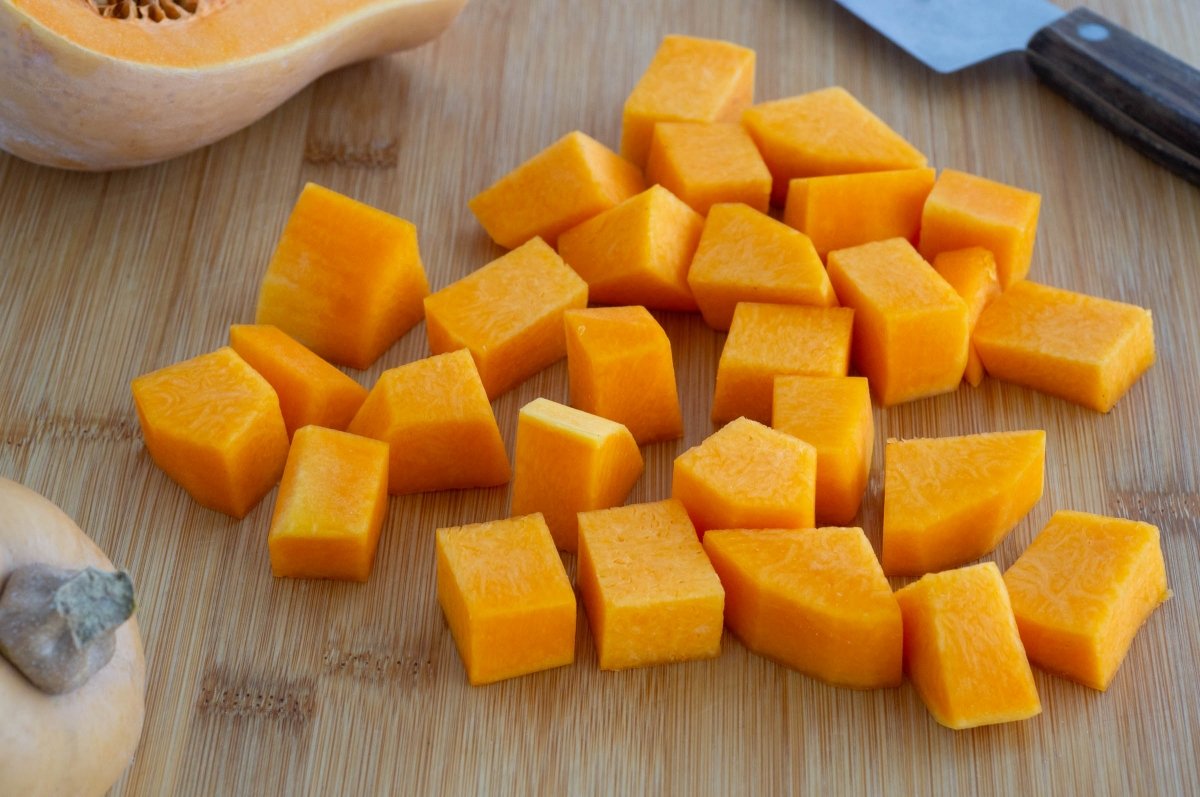 Cortar la calabaza para las sopaipillas