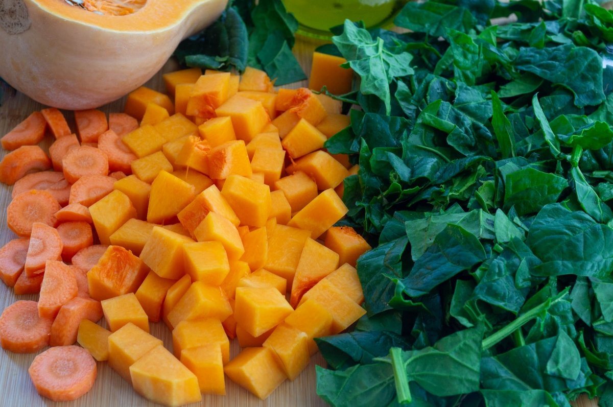 Cortar la calabaza y las verduras para las azukis estofadas