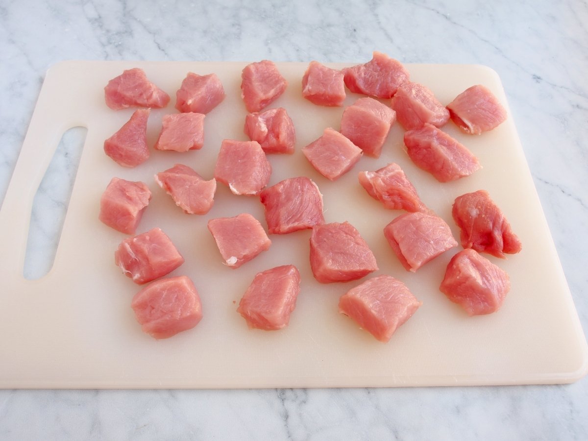 Cortar la carne en tiras de 1 cm