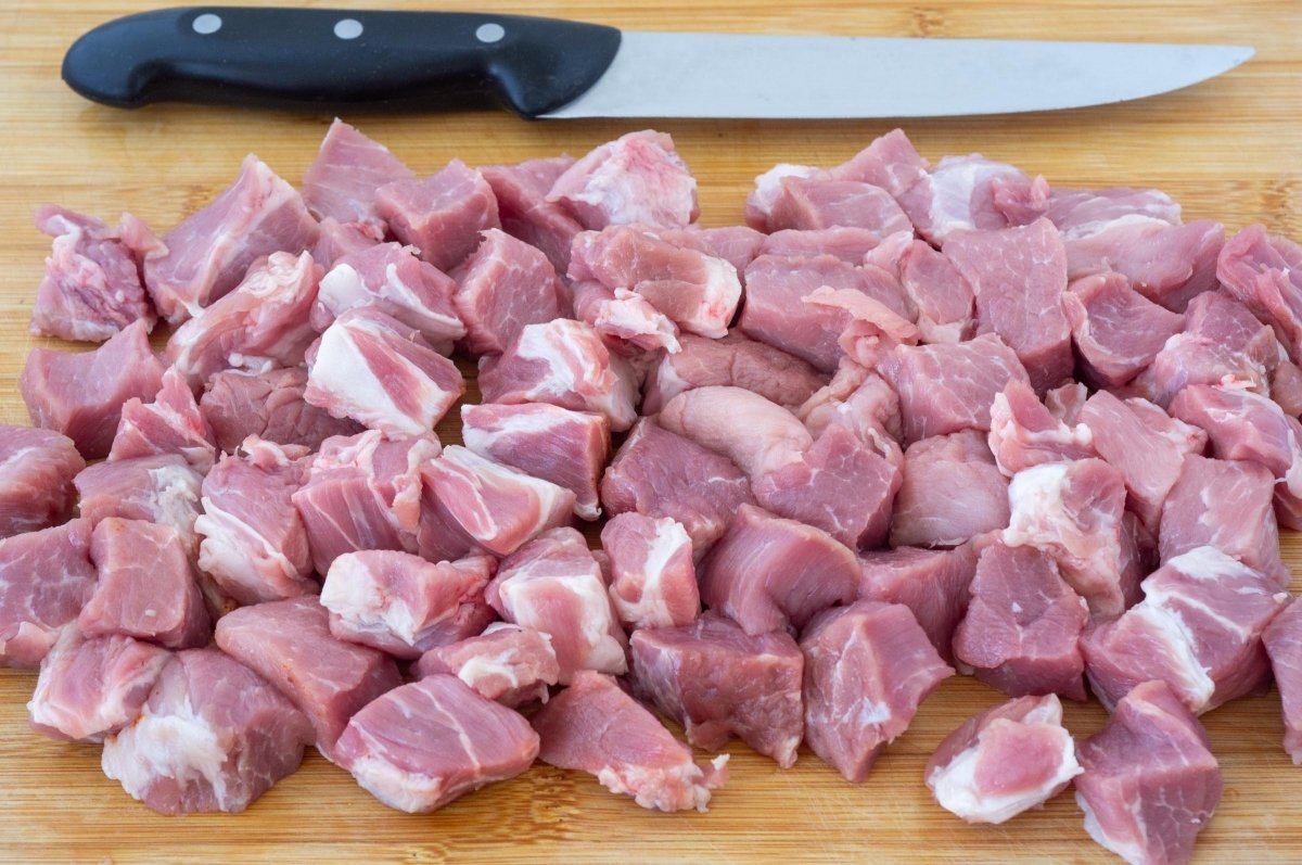 Cortar la carne para la prueba de cerdo