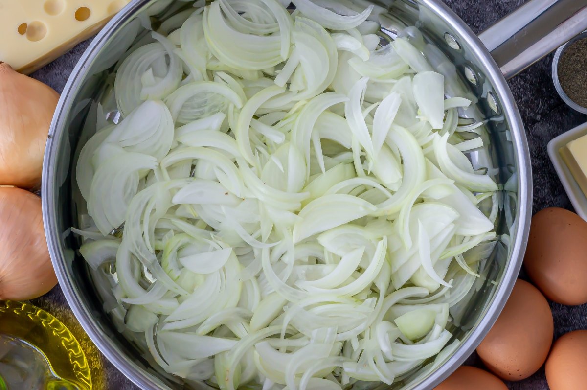 Cortar la cebolla en juliana para la sopa