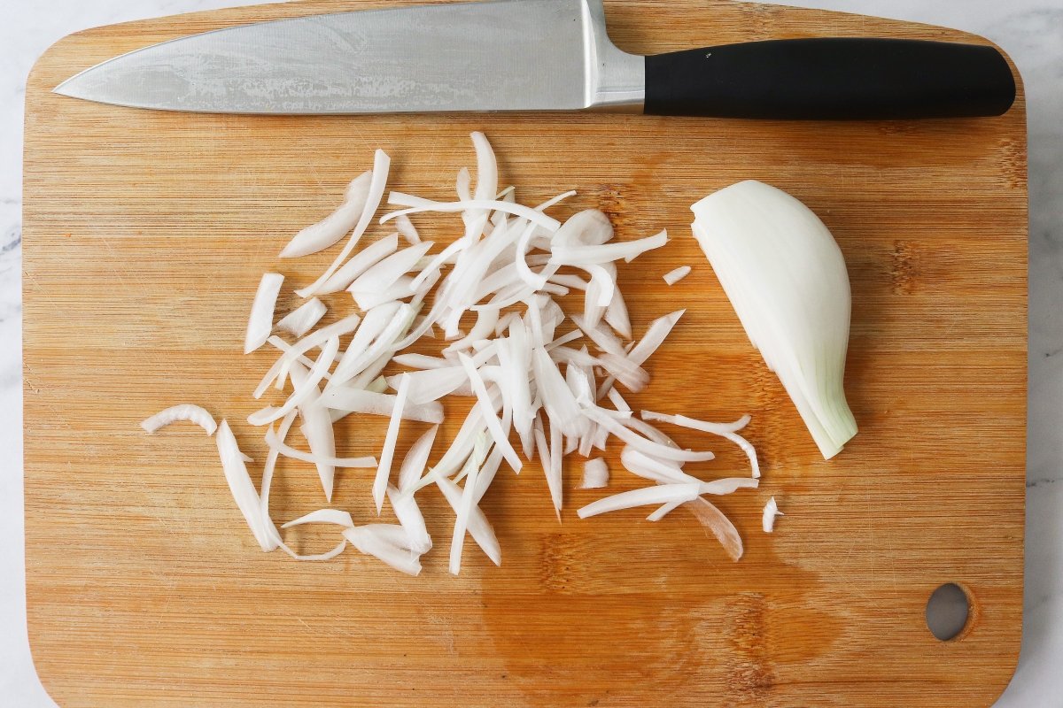 Cortar la cebolla para la ensalada de brócoli