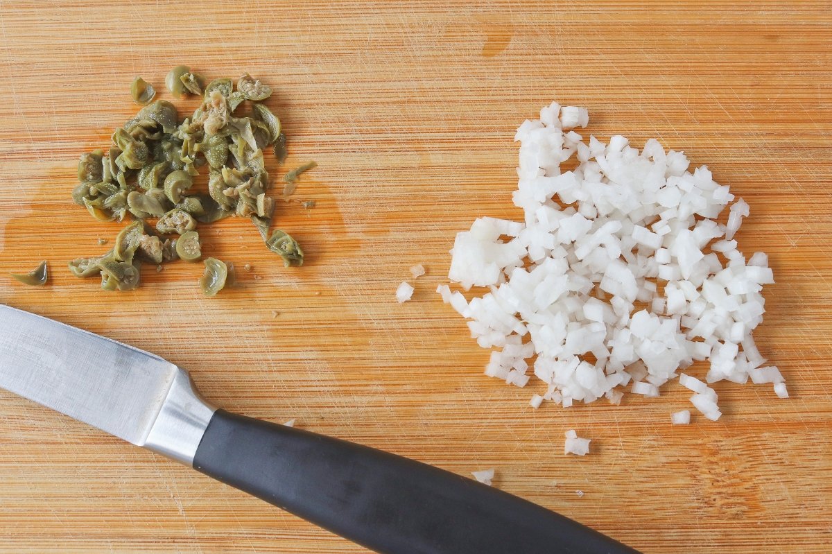 Cortar la cebolla y las alcaparras para el steak tartar