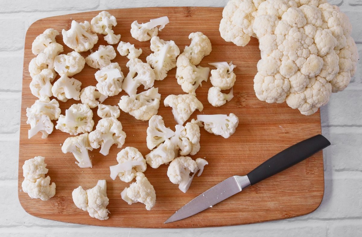 Cortar la coliflor en ramilletes